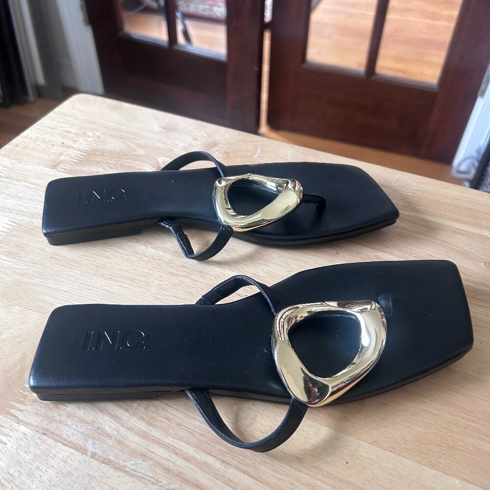 I.N.C. Black thong sandal with oversized gold embellishment, size 8